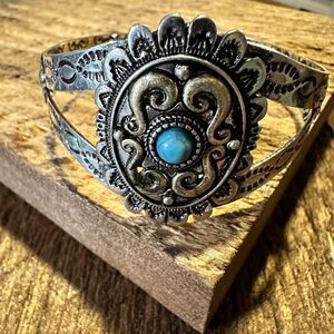 Vintage Southwestern Turquoise Cuff Bracelet for Boho Chic Cowgirls, Gift-Ready‎
